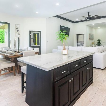 Luxury 5 Bdrms-5 Bthms Villa With Private Pool In Уест Енд Екстериор снимка