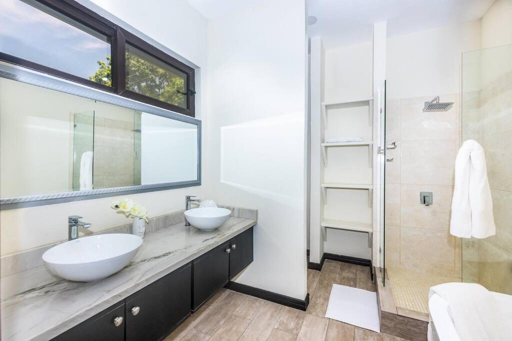 Luxury 5 Bdrms-5 Bthms Villa With Private Pool In Уест Енд Екстериор снимка