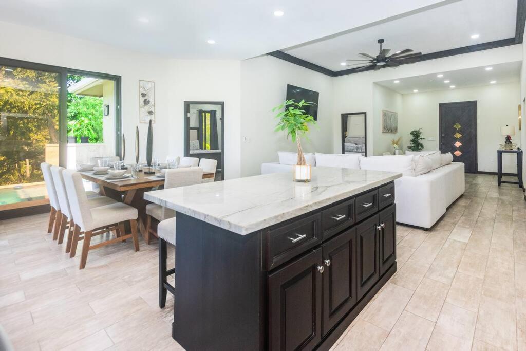 Luxury 5 Bdrms-5 Bthms Villa With Private Pool In Уест Енд Екстериор снимка