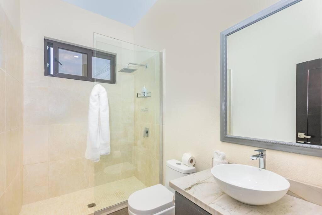 Luxury 5 Bdrms-5 Bthms Villa With Private Pool In Уест Енд Екстериор снимка