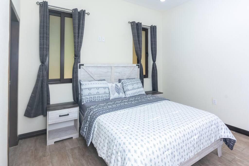 Luxury 5 Bdrms-5 Bthms Villa With Private Pool In Уест Енд Екстериор снимка