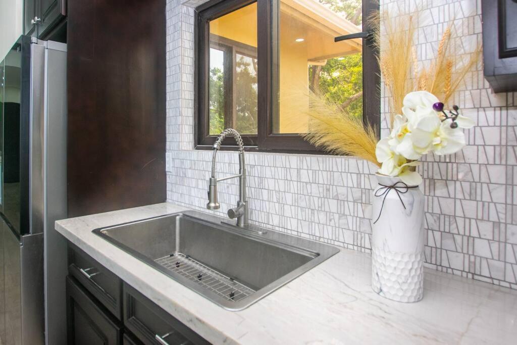 Luxury 5 Bdrms-5 Bthms Villa With Private Pool In Уест Енд Екстериор снимка