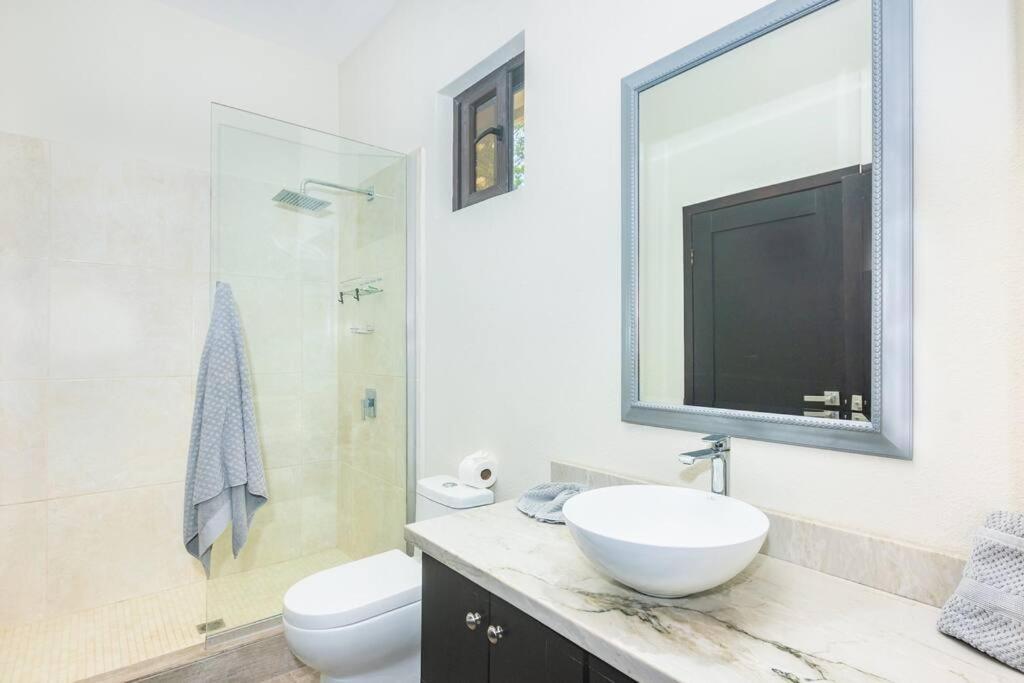 Luxury 5 Bdrms-5 Bthms Villa With Private Pool In Уест Енд Екстериор снимка