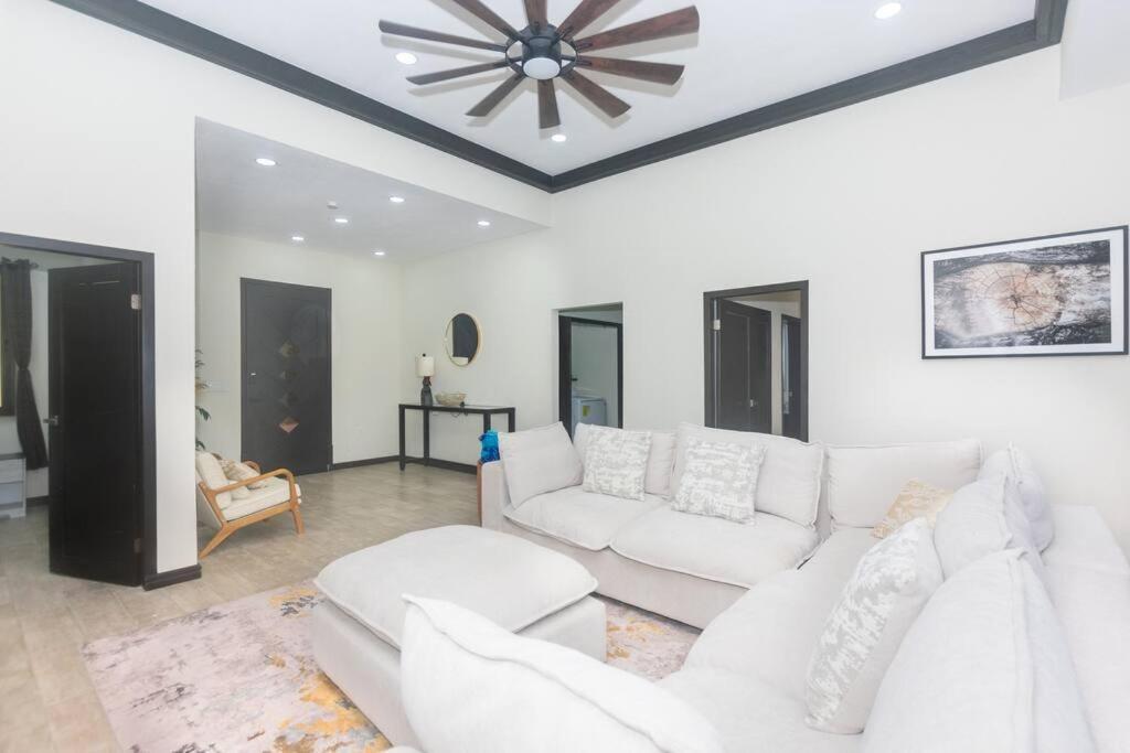 Luxury 5 Bdrms-5 Bthms Villa With Private Pool In Уест Енд Екстериор снимка